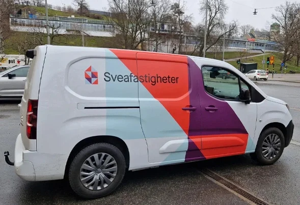 Bilfoliering Stockholm – professionell foliering av fordon och företagsbilar