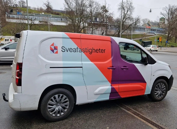Bilfoliering Stockholm – professionell foliering av fordon och företagsbilar