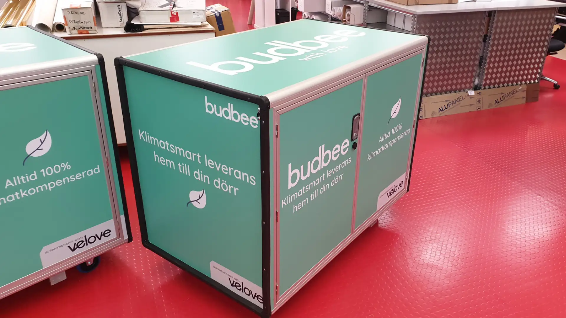 dekorfilm pÄ leveransbox med företagsprofil & logo