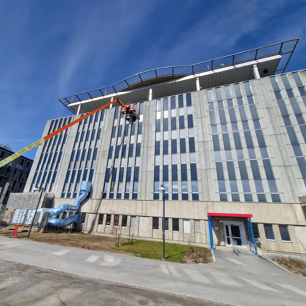 montering solfilm fönster på fastighet i Huddinge